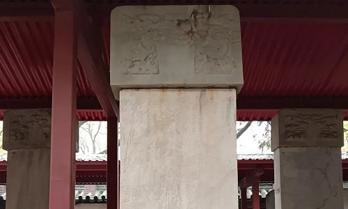 Stele-Pavilion